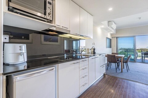 Coastal Studio | City & Ocean Views, Walk to Beach