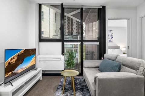 Elevated 1-Bed Retreat Near Crown
