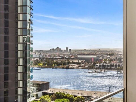 Marina-View 1-Bed Apartment in Docklands