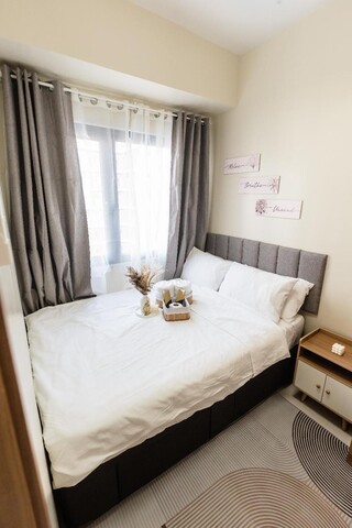 Cozy Minimalist Condo with Balcony near MOA