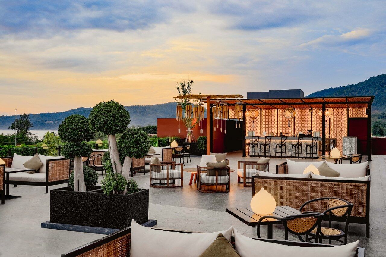 [푸켓/카론] The Dim Sun Bar 90분 무제한 음료 — 루프탑에서 즐기는 퓨전 칵테일 예약