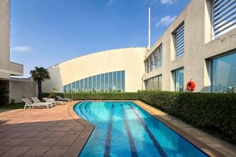 Suíte em frente ao metrô Moema com vaga e piscina