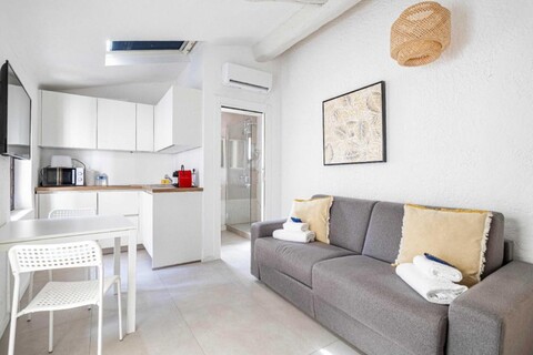 A/C studio in the heart of Cannes – Old Port