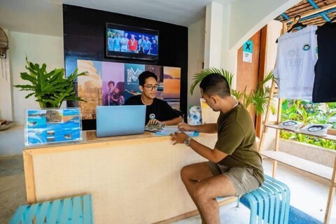 Mad Monkey Panglao