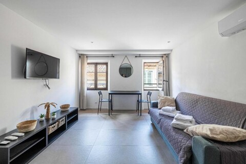 A/C flat 1BDR/4P in the heart of Cannes – Old Port