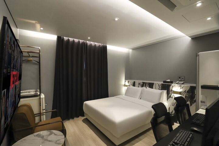 room detail thumbnail 2