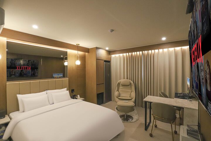 room detail thumbnail 2