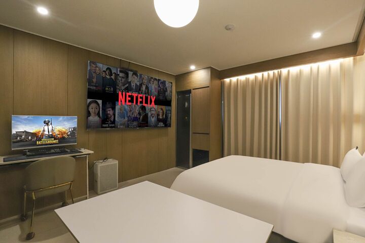 room detail thumbnail 2