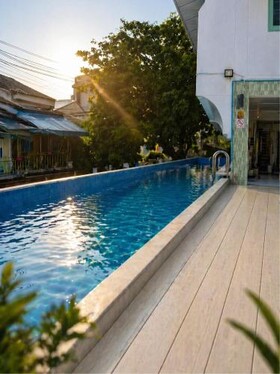 Easy Monday Pool Capsule Hotel - Old Town Bangkok