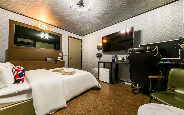 room detail thumbnail 1