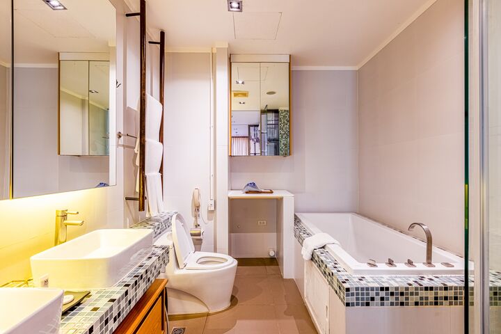 room detail thumbnail 1