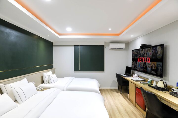 room detail thumbnail 1