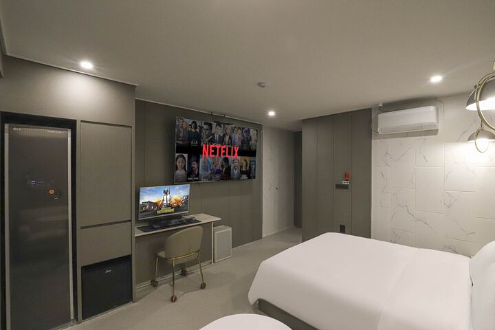 room detail thumbnail 2