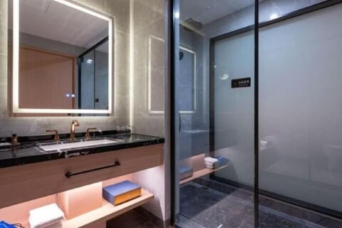 Madison Hotel Qingdao City Center (May Fourth Square)