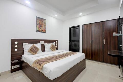 Hotel Unique Homestay - Lajpat Nagar