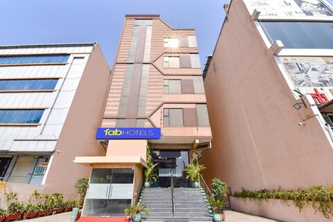 FabHotel Maru White Lotus