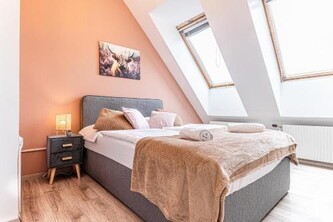 10-Min Walk to Hauptbahnhof, Cozy Private Rooms with AC, TV & WIFI