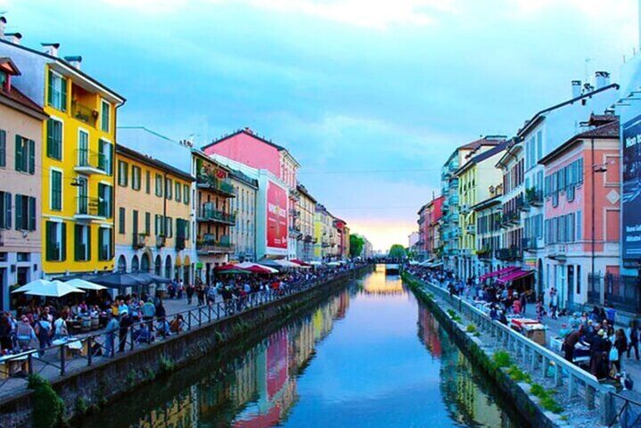 Aperitivo 옵션이 포함된 밀라노 일몰 Navigli 보트 투어