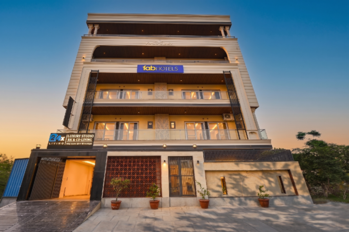 FabHotel 24x Living-i