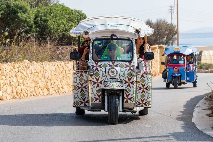 Gozo All Inclusive Chauffeured Tuk Tuk Day Tour - 블루 라곤