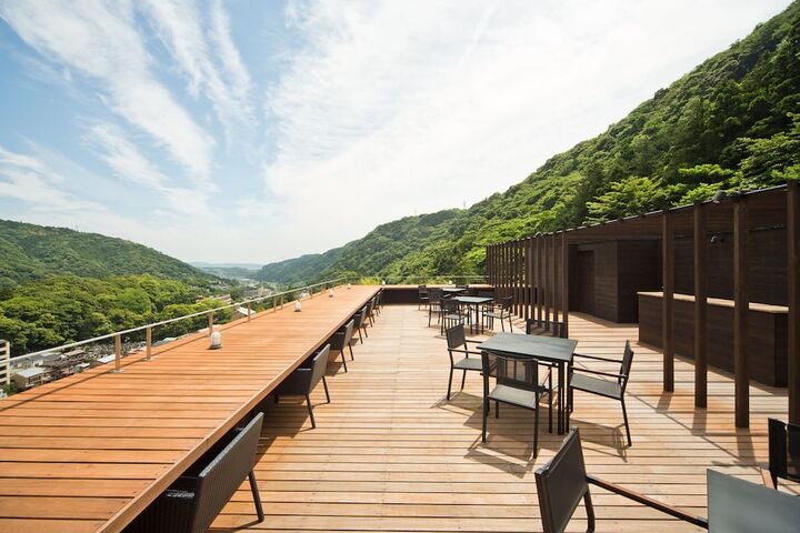 아우라 다치바나 산골짜기와 온천 마을이 내려다보이는 나무 데크 스카이테라스
