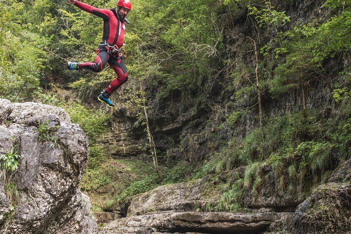 잘츠부르크의 잘츠 카머 구트 (Salzkammergut)에서 캐넌 빙 (Canyoning) 어드벤처