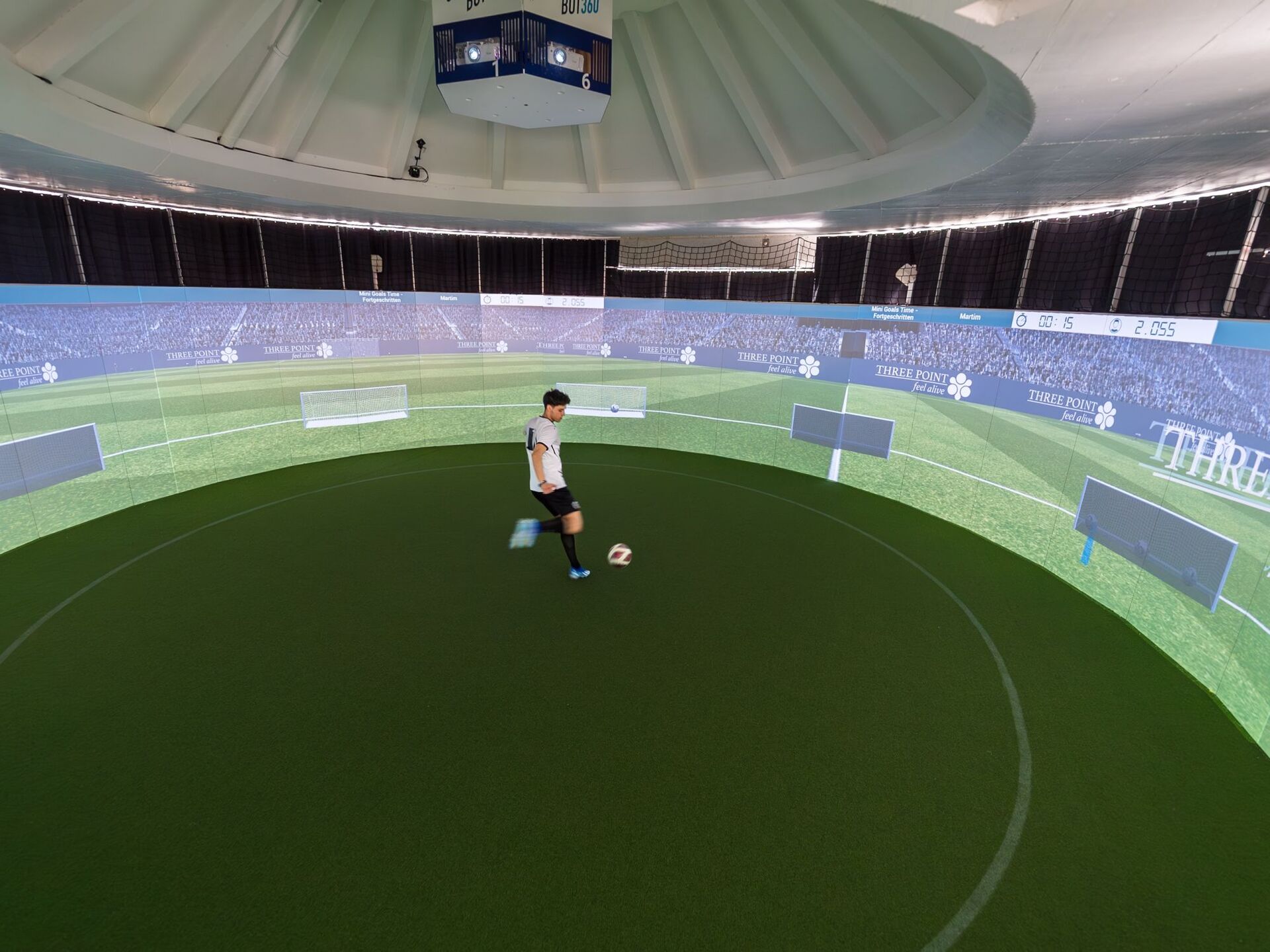 풋볼 봇360 가상 축구 트레이닝 — 지름 10m 원형 아레나 60분 체험