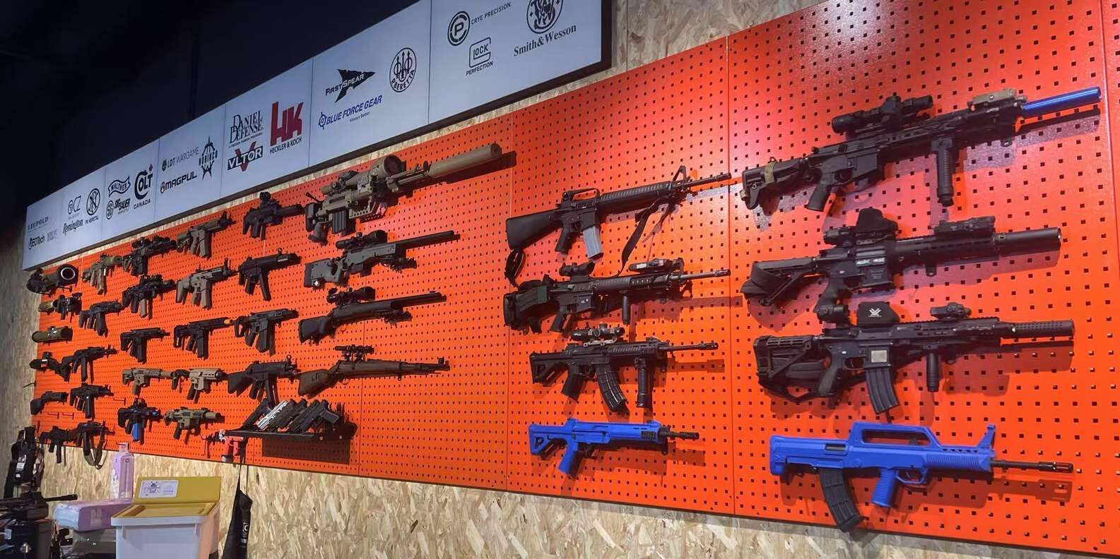 현지 플레이어와 함께하는 실내 워터 블래스터 CQB 배틀