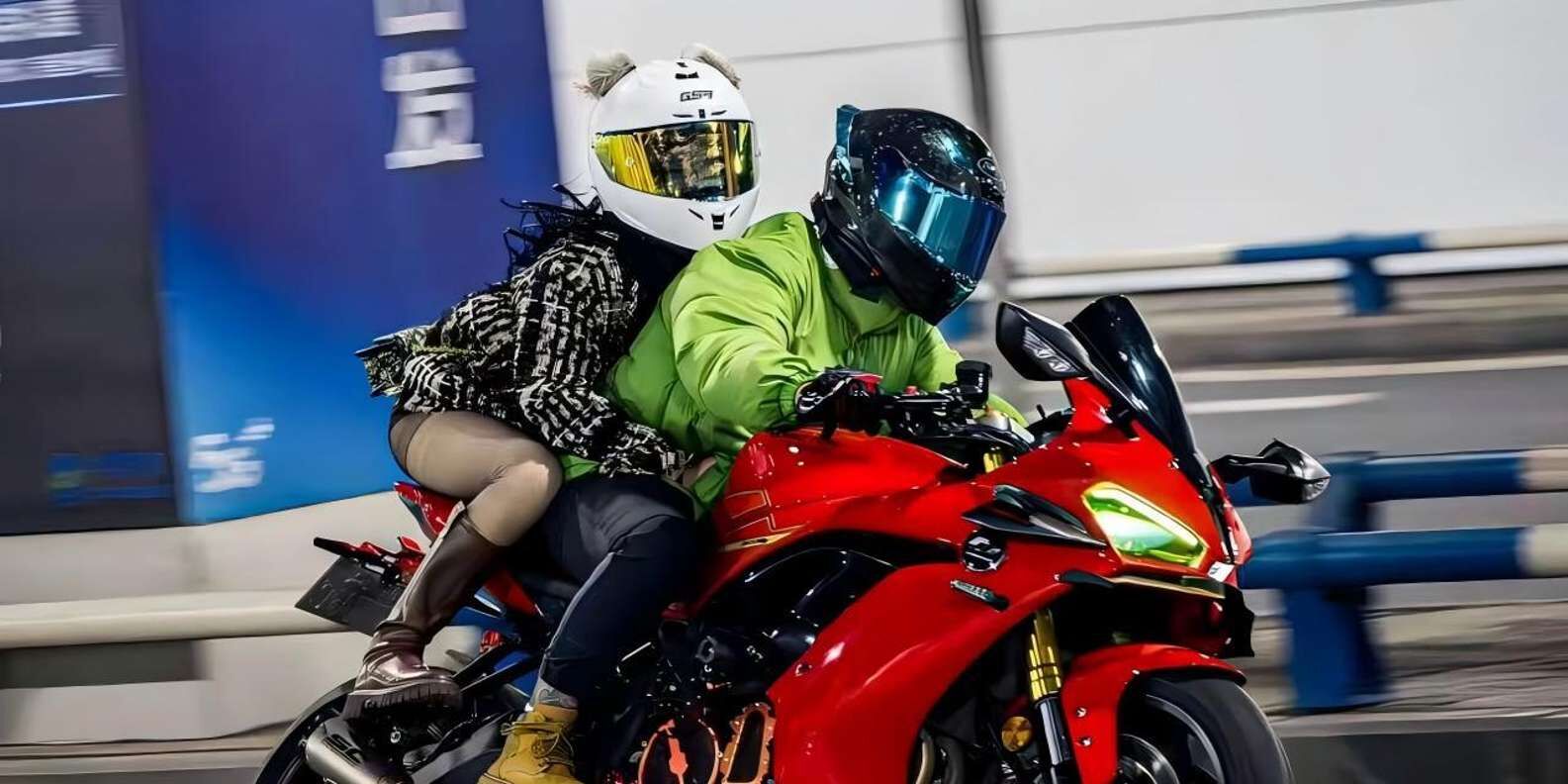 오토바이 타고 누비는 8D 도시 충칭 1일 투어