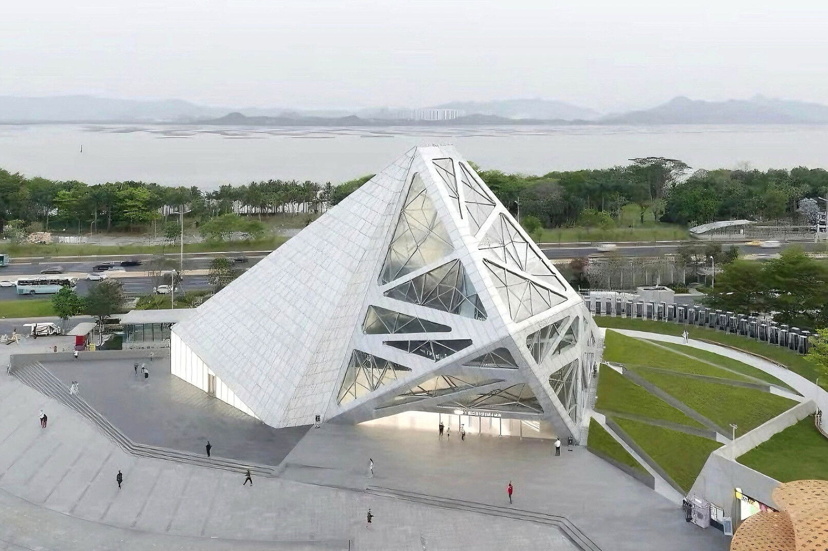 [심천] DJI 플래그십 스토어 + 드론 배달 + 자율주행 택시 프라이빗 1일 투어