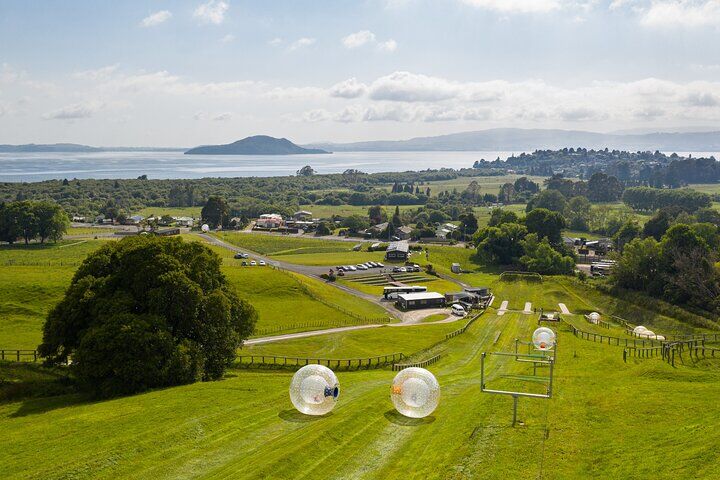 뉴질랜드의 Ngongotaha 산에서 Zorb 풍선 볼 타기