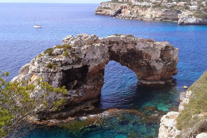 Cala Figuera에서 Caló del Moro 및 S ́Almonia까지 보트 투어