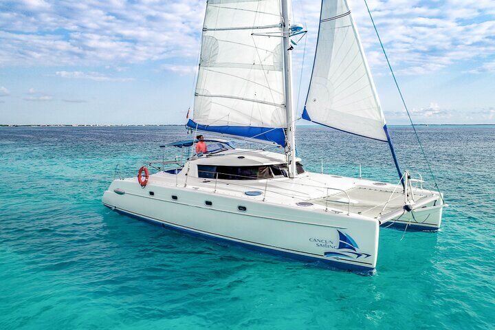 Isla Mujeres Catamaran 투어, Open Bar, 점심 식사 및 스노클링