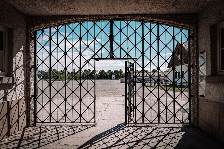 기차로 뮌헨에서 Dachau 집중 캠프 기념 사이트 투어