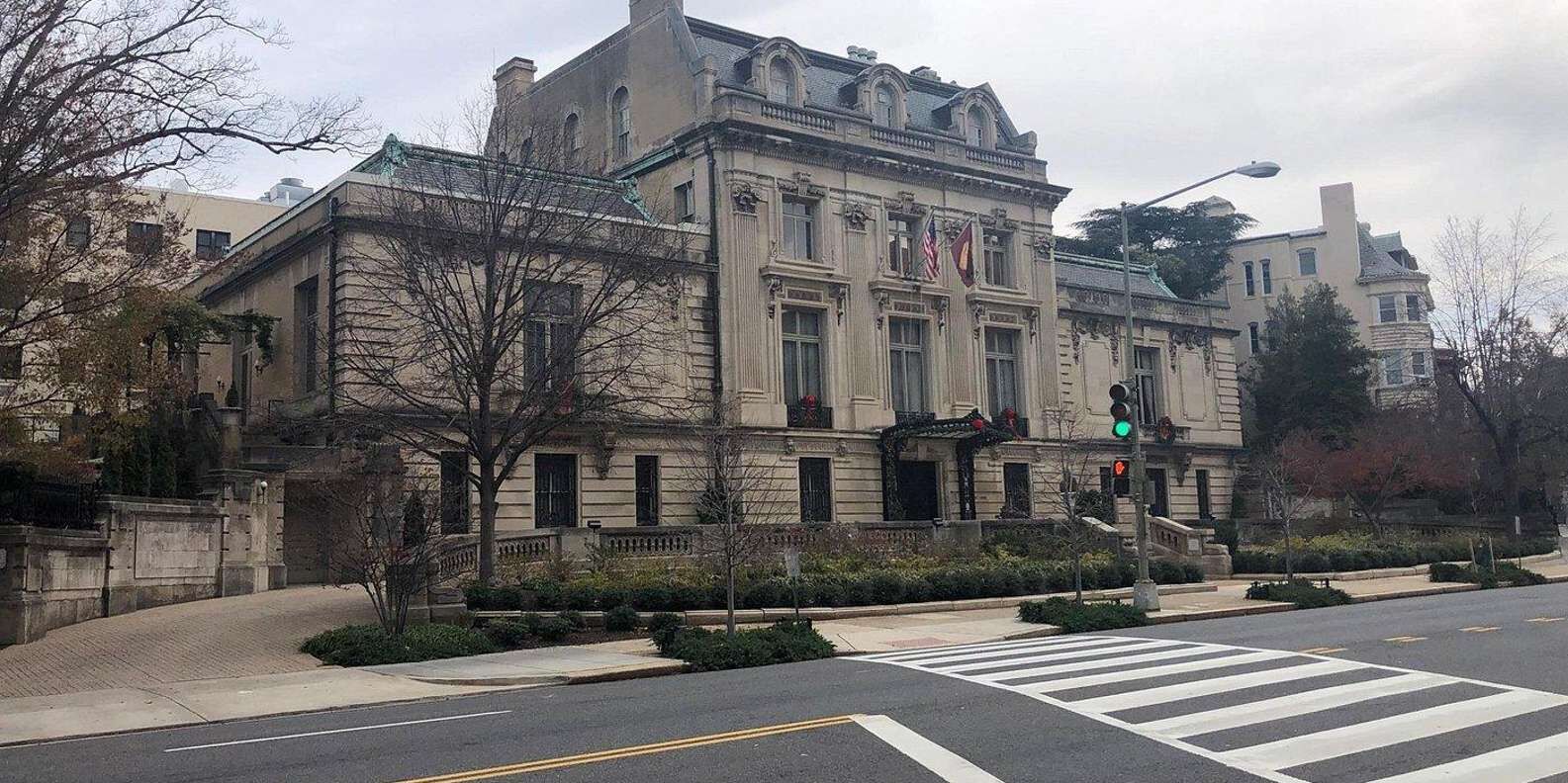 전 CIA 요원과 함께하는 엠버시 로우 스파이 워킹 투어 90분