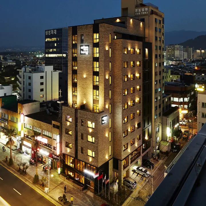 Urban Island Hotel