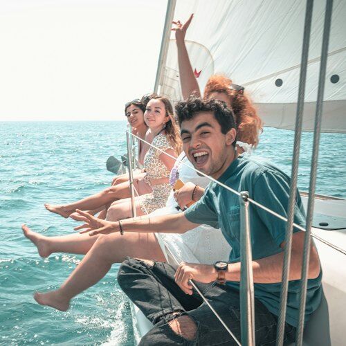 바르셀로나: 오후/일몰에 즐기는 소그룹 요트 투어