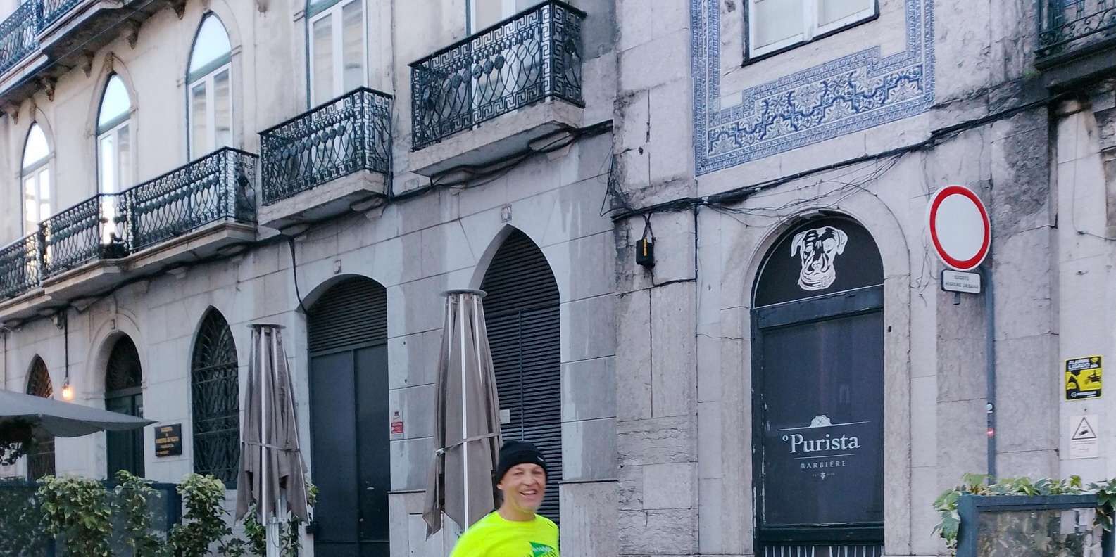 이른 아침 러닝 투어 8km — 그라사·알파마·바이샤 + 유럽식 아침 식사