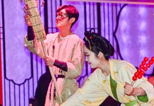 칭다오 런치이옌푸 몰입형 궁중 연회 체험 (미식과 문화의 조화 · 시각적 공연 · 전통 중국풍 연출 · 의상·메이크업 체험 선택 가능) 상세 이미지 4