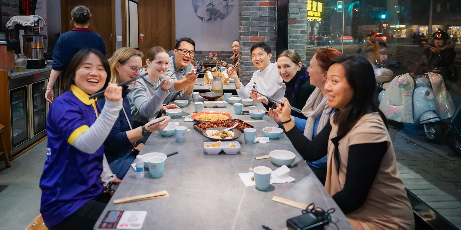야간 워킹 푸드 투어 :: 9가지 현지 음식 시식 3시간 30분