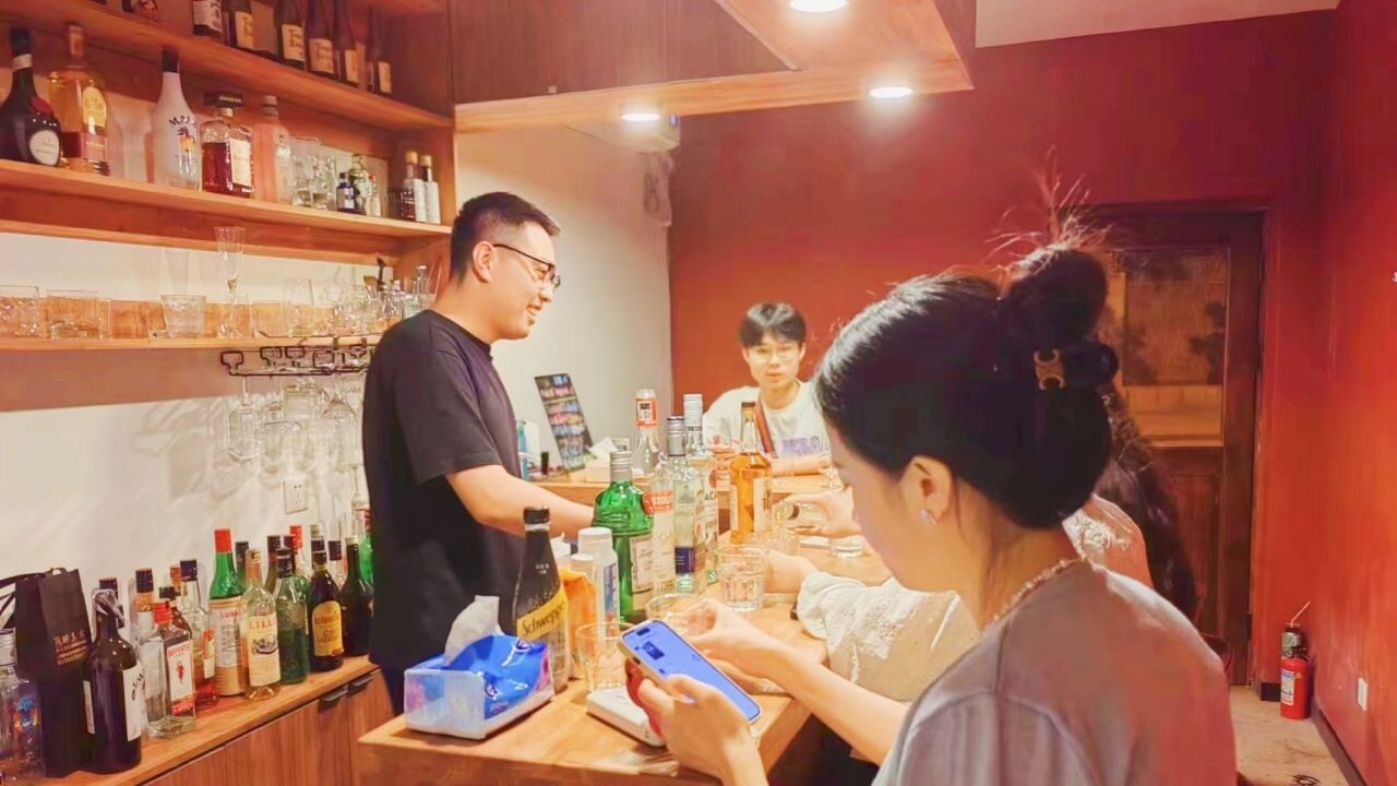 상하이 영자로의 골목 와인 바에서 칵테일 만들기를 배우며 친구를 사귀어요
